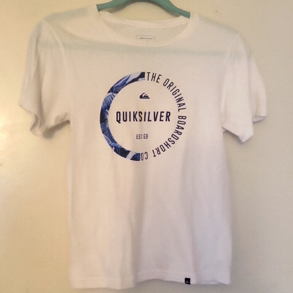 Quiksilver White T-Shirt Boys M (12). Classic design!